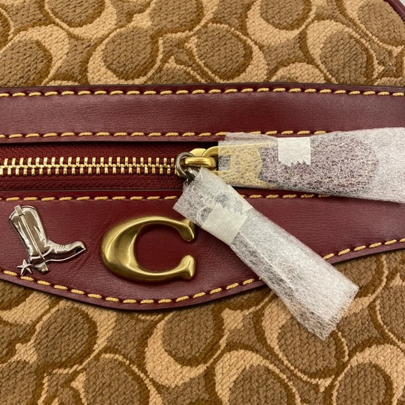 Trade only
Coach 1941 Max 18 Sig. Jacquard Scarlet 41385 - Picture 11 of 16